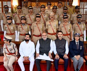 राज्यपालांच्या हस्ते १०६ पोलीस अधिकारी व अंमलदार यांना पोलीस पदक प्रदान